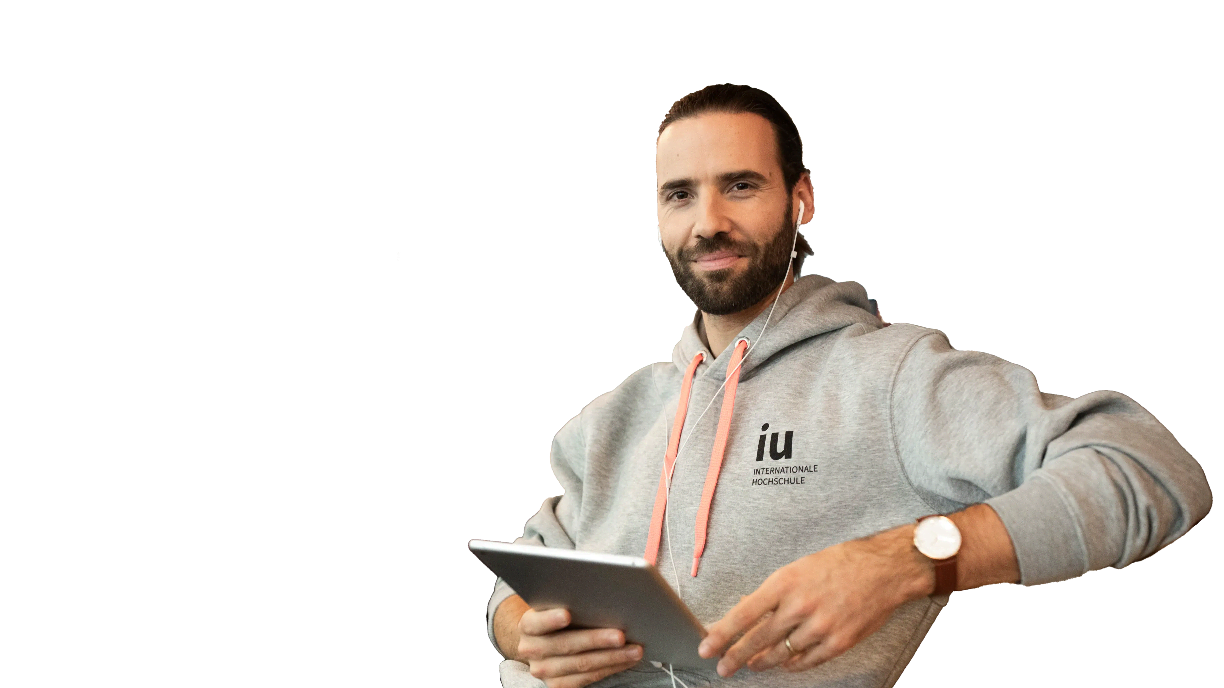 IU Student hält ein iPad in der Hand und schaut in die Kamera