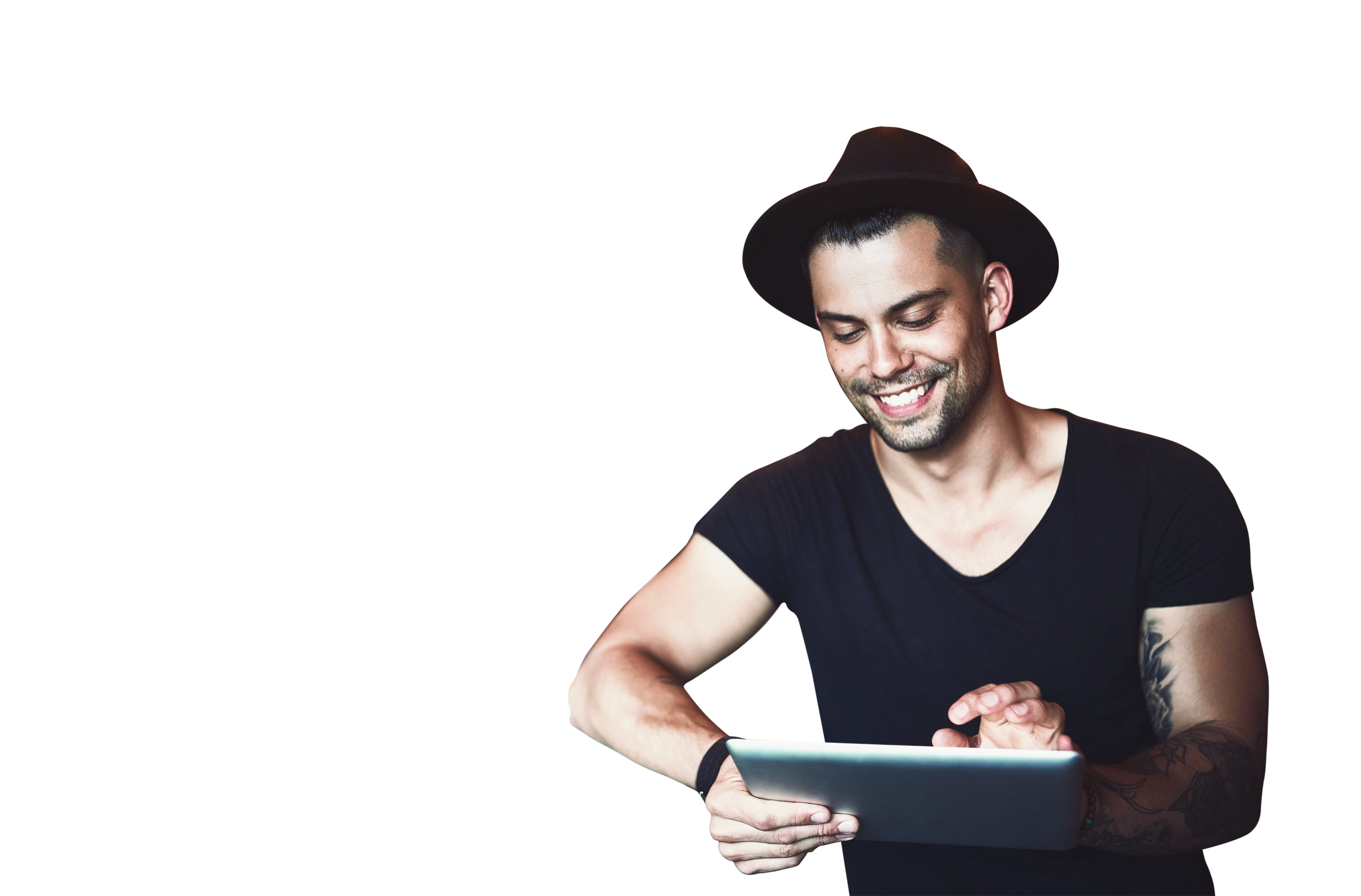 Titelbild ohne Hintergrund für Infoseite "duales Studium Food Management": Mann mit schwarzem Hut und T-Shirt hält ein Tablet in der Hand