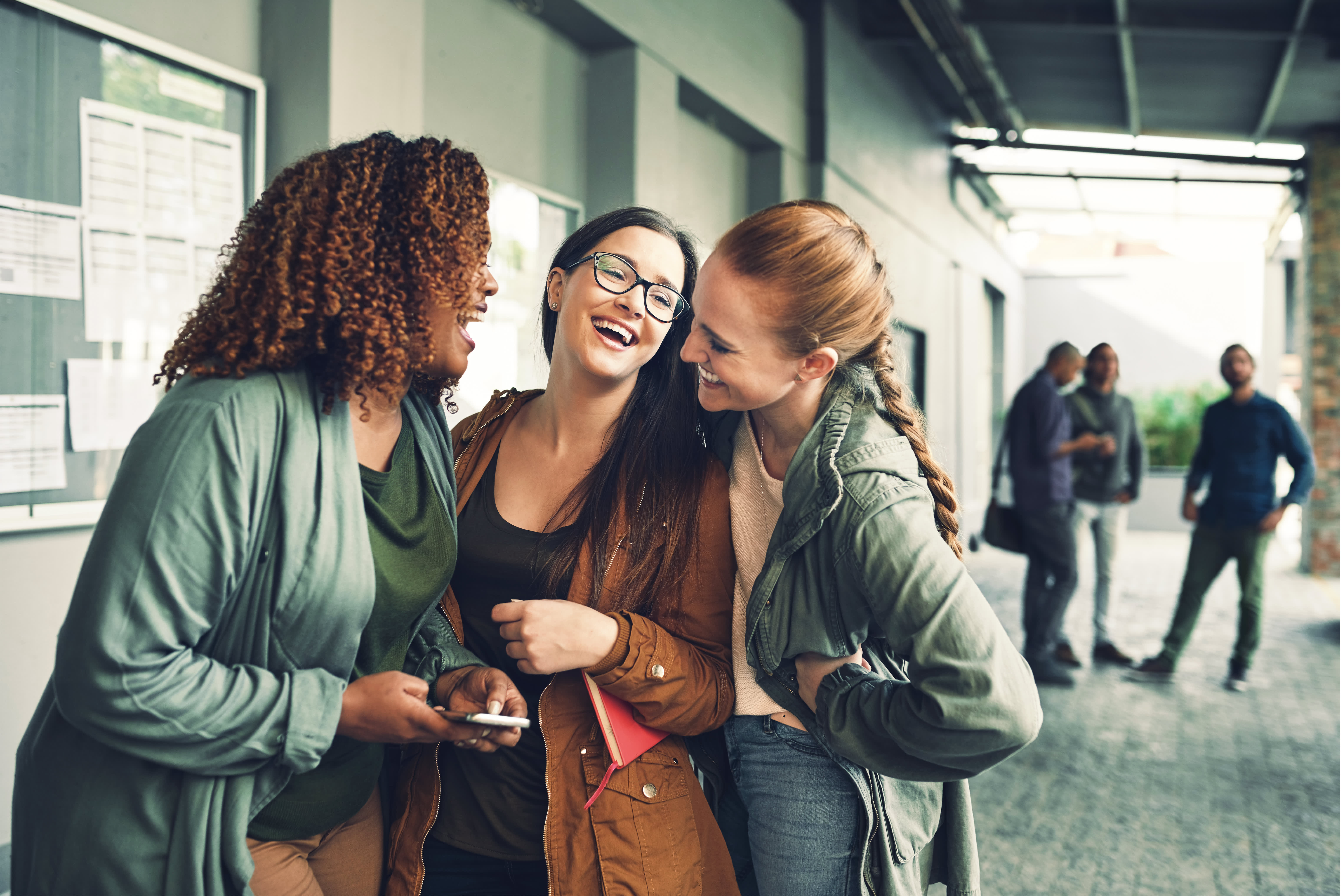 Titelbild für Infoseite "duales Studium Bayern": Studentinnen lachen