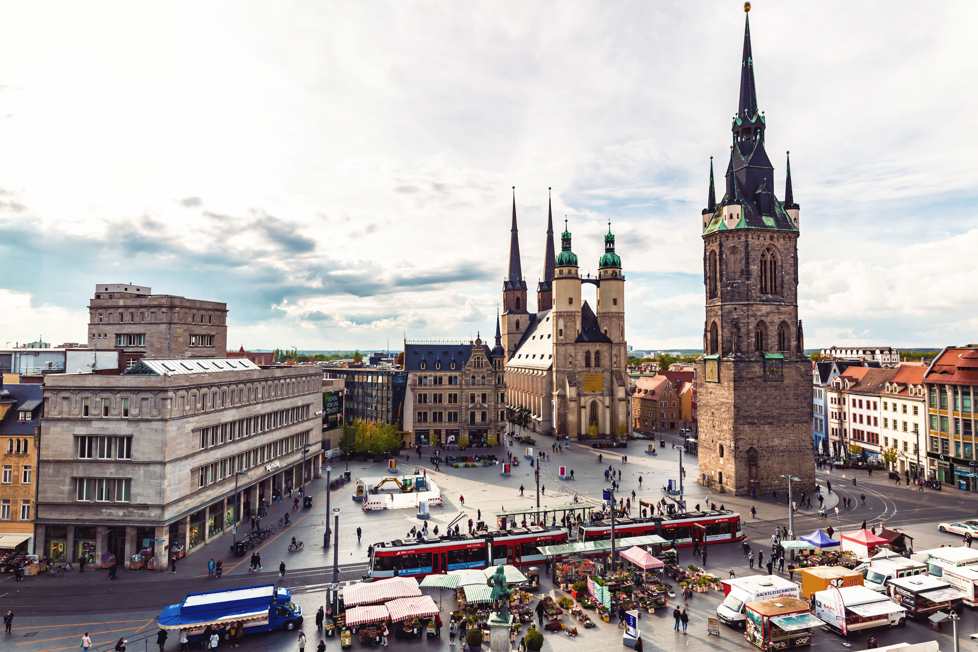 Titelbild für Infoseite "duales Studium Halle": Marktplatz mit historischen Gebäuden