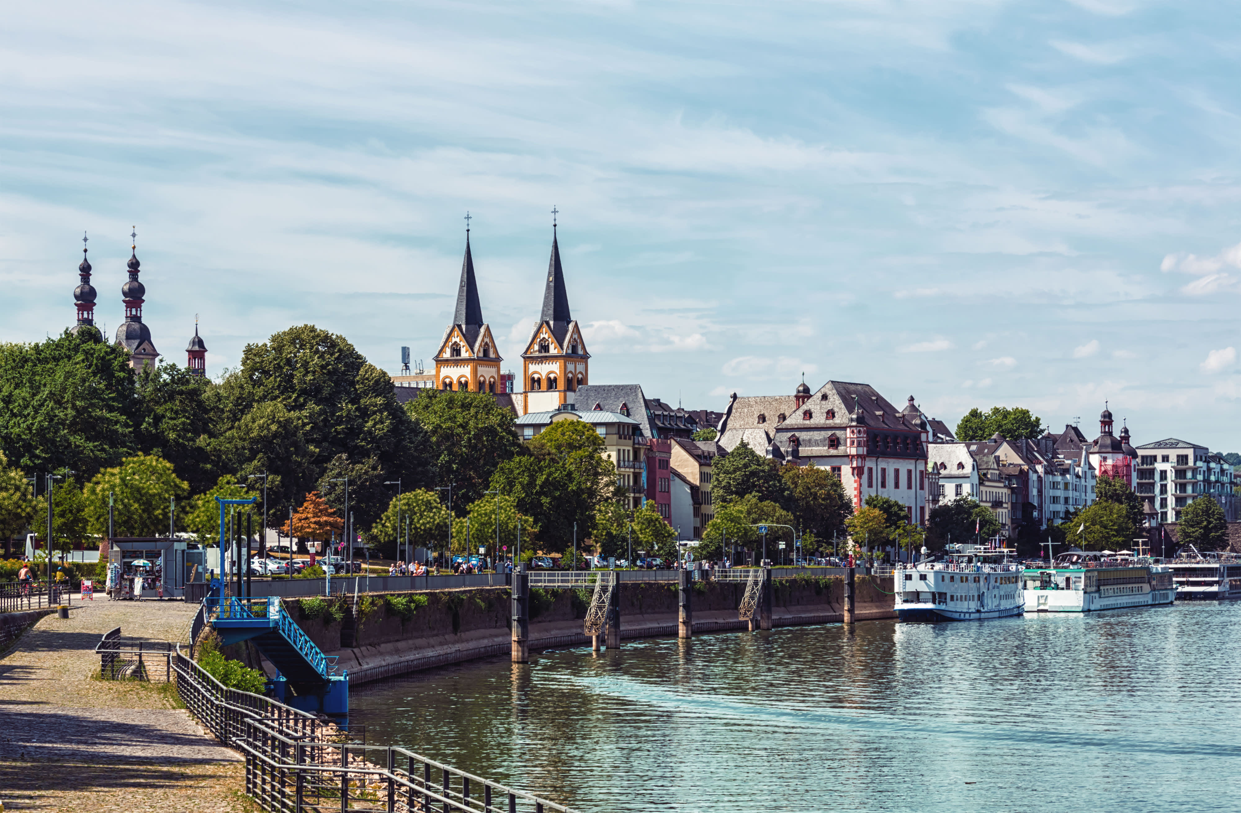 Titelbild für Inhaltsseite "duales Studium Koblenz": Häuser am Fluss mit Schiffen