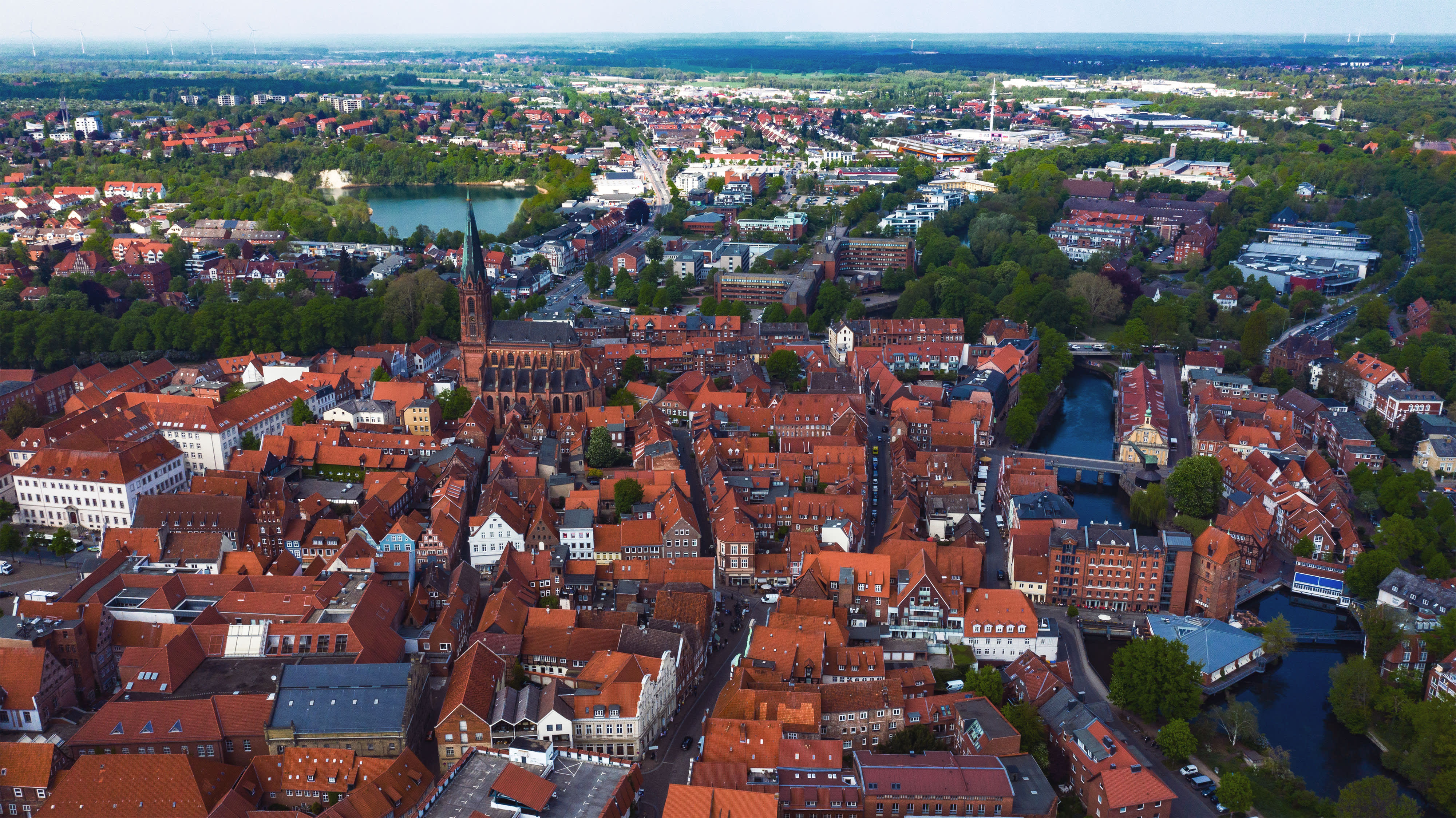 Titelbild für Infoseite "duales Studium Lüneburg": Blick von oben auf Stadt