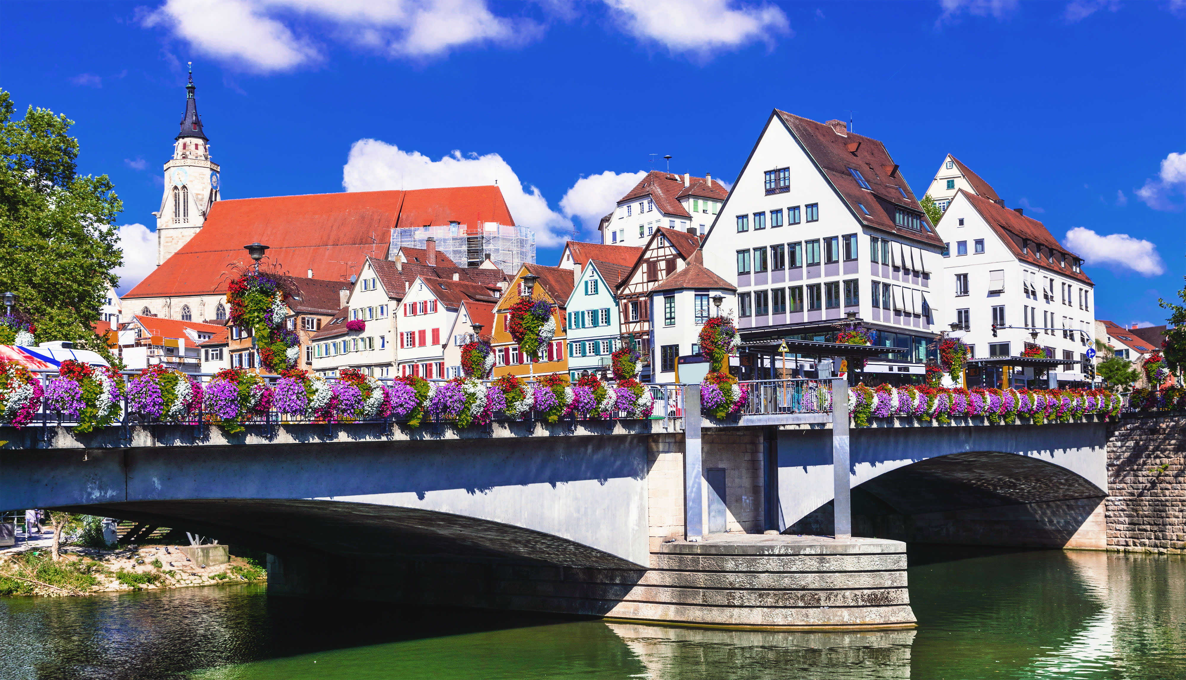 Titelbild für Infoseite "duales Studium Tübingen": Brücke mit Blumen geschmückt und Häusern