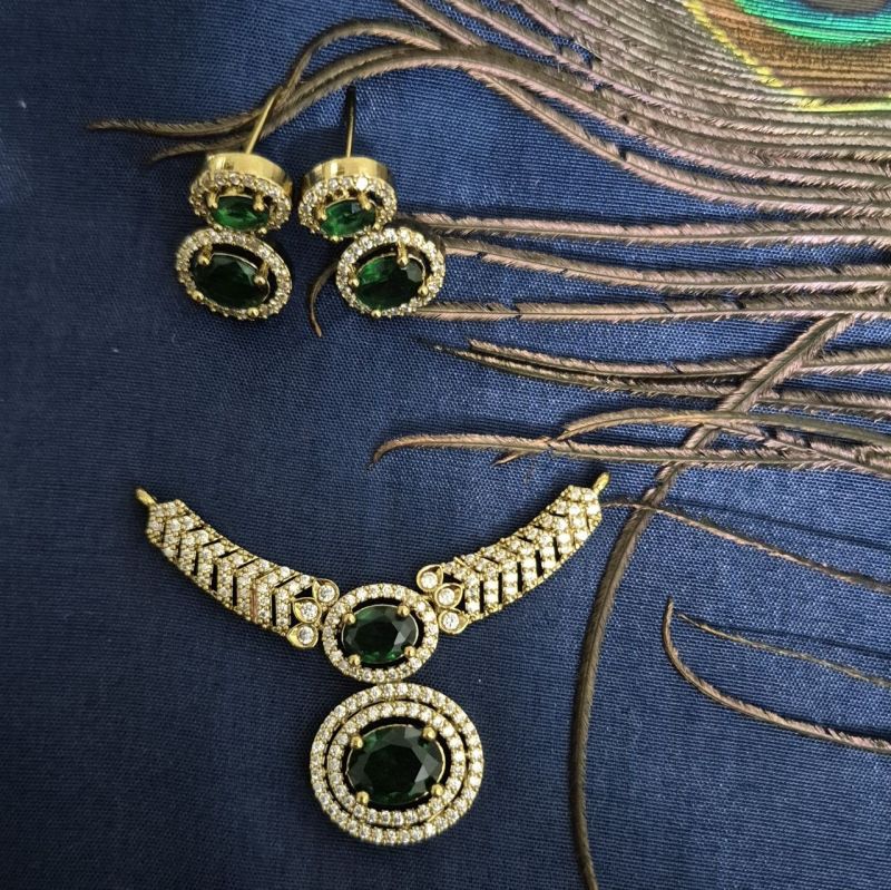 green Royal Oval Pendant Set with Earrings, photo 1