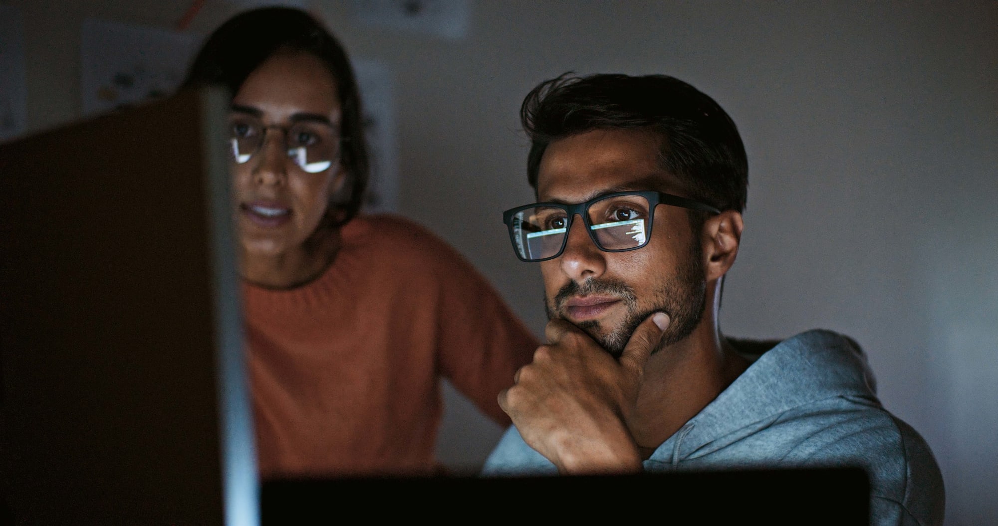 Zwei Personen arbeiten am PC