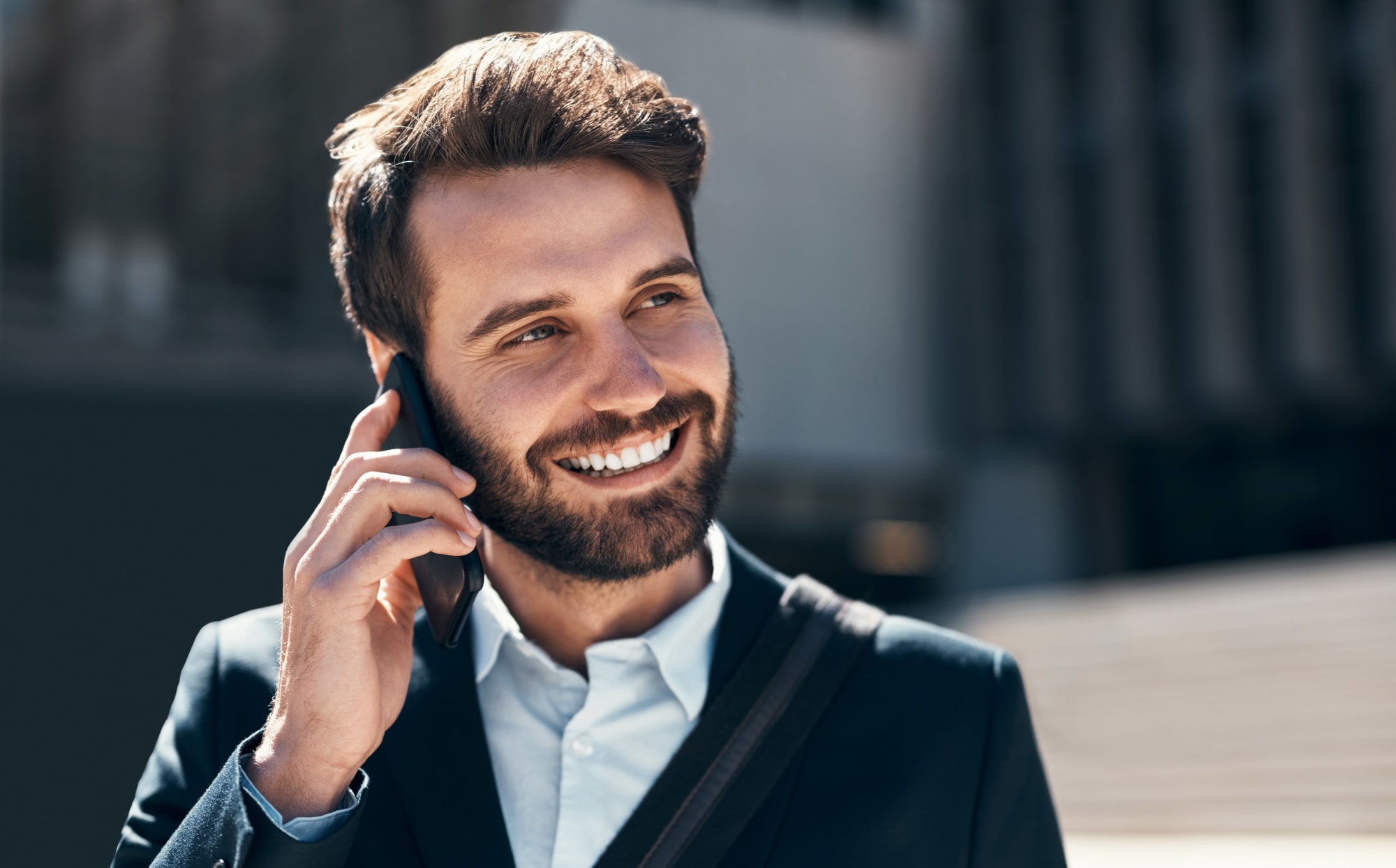 Geschäftsmann telefoniert draussen auf Mobiltelefon