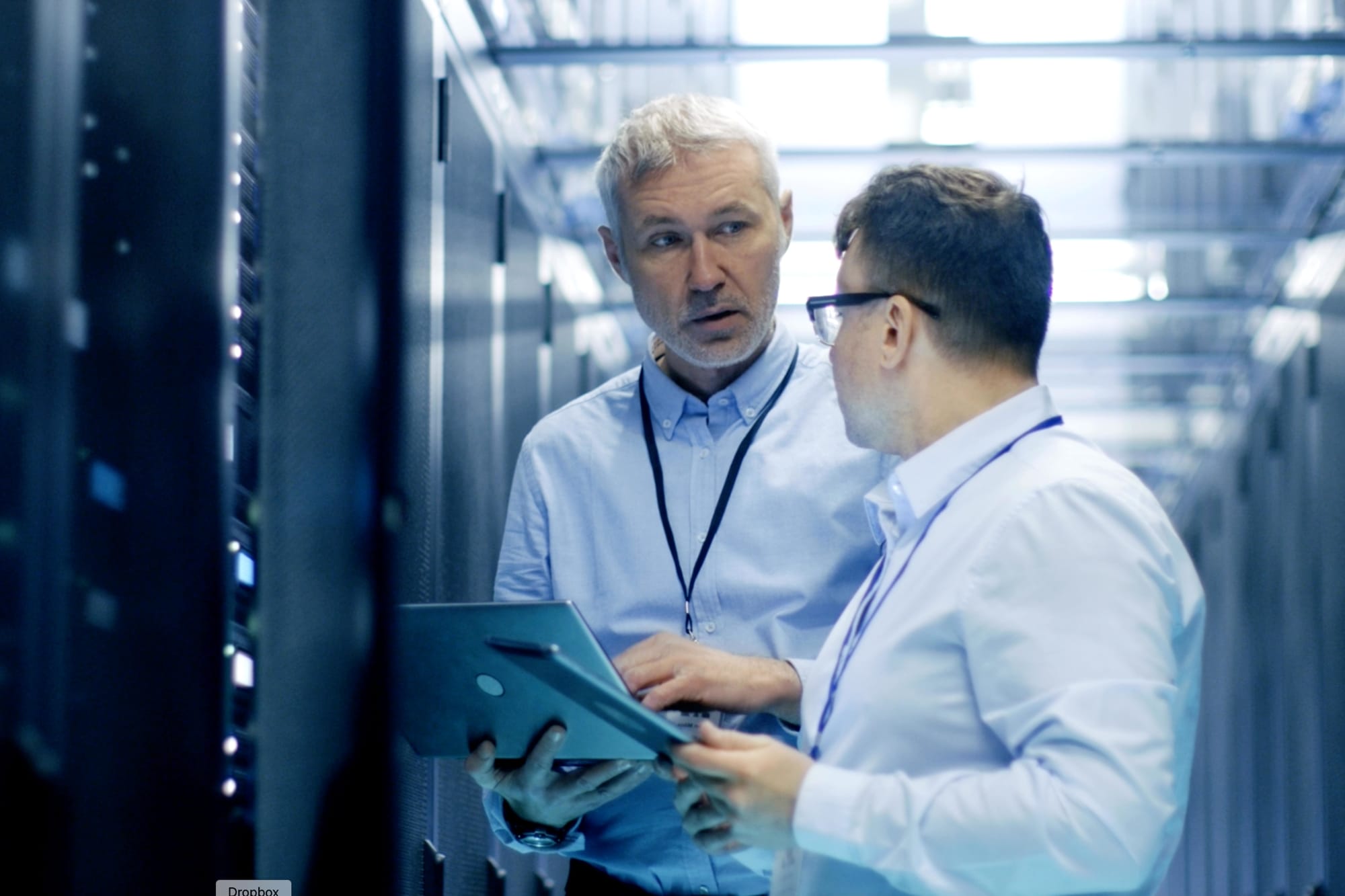 Zwei Personen braten sich im Datacenter