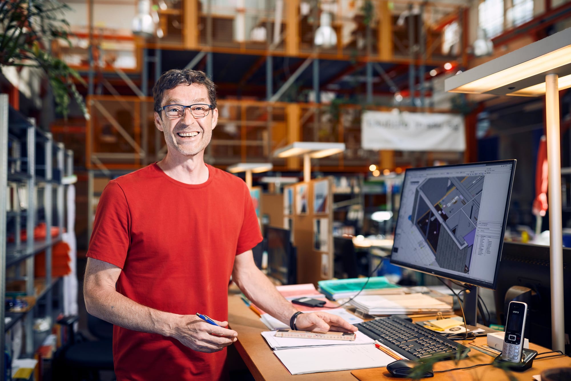 Mann am Schreibtisch im Architekturbuero