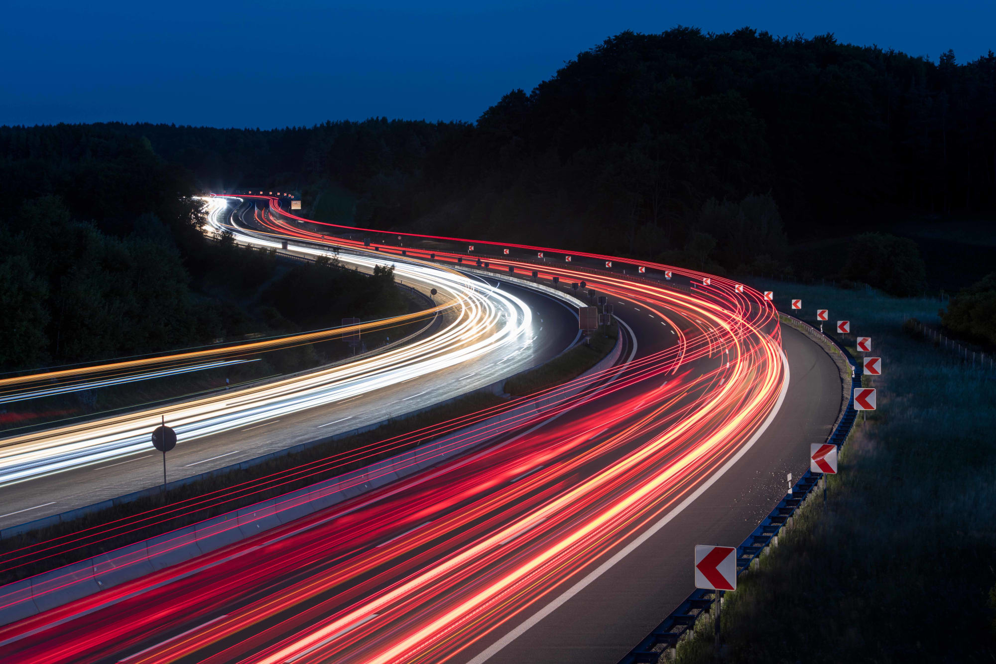 Strasse mit Lichtern im Dunkeln und Bewegungsunschaerfe
