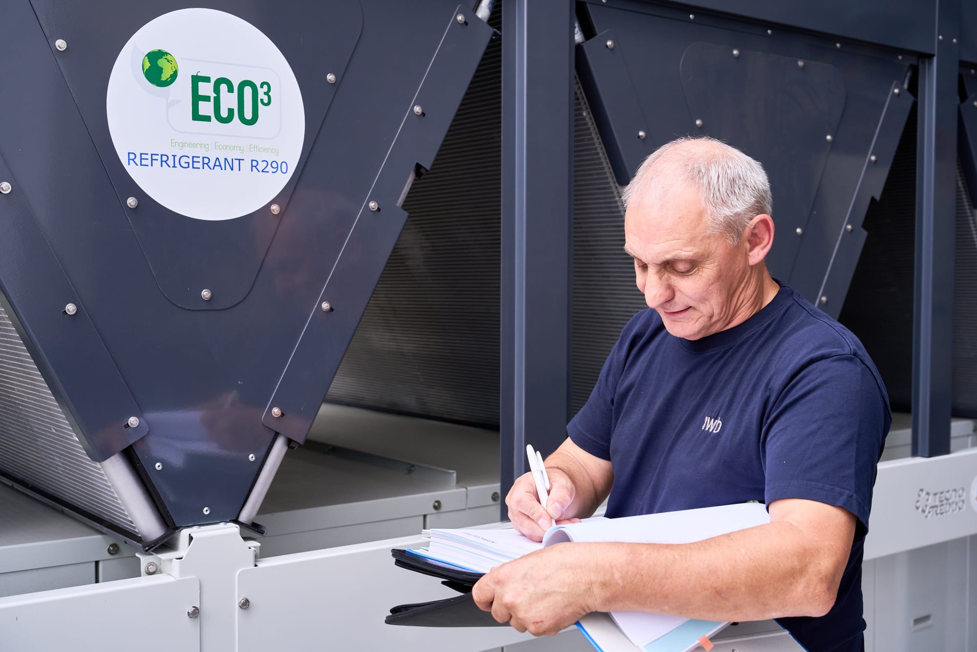 Mitarbeiter Betrieb Datacenter an Kältemaschine