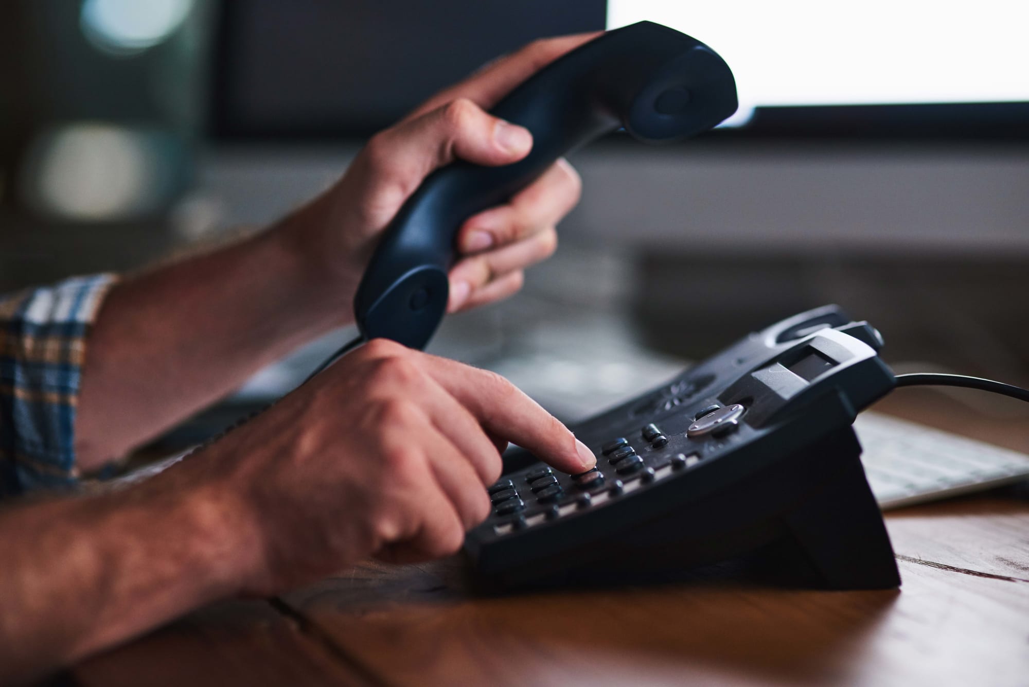 Nahaufnahme Hand startet ein Telefonat auf dem Telefon