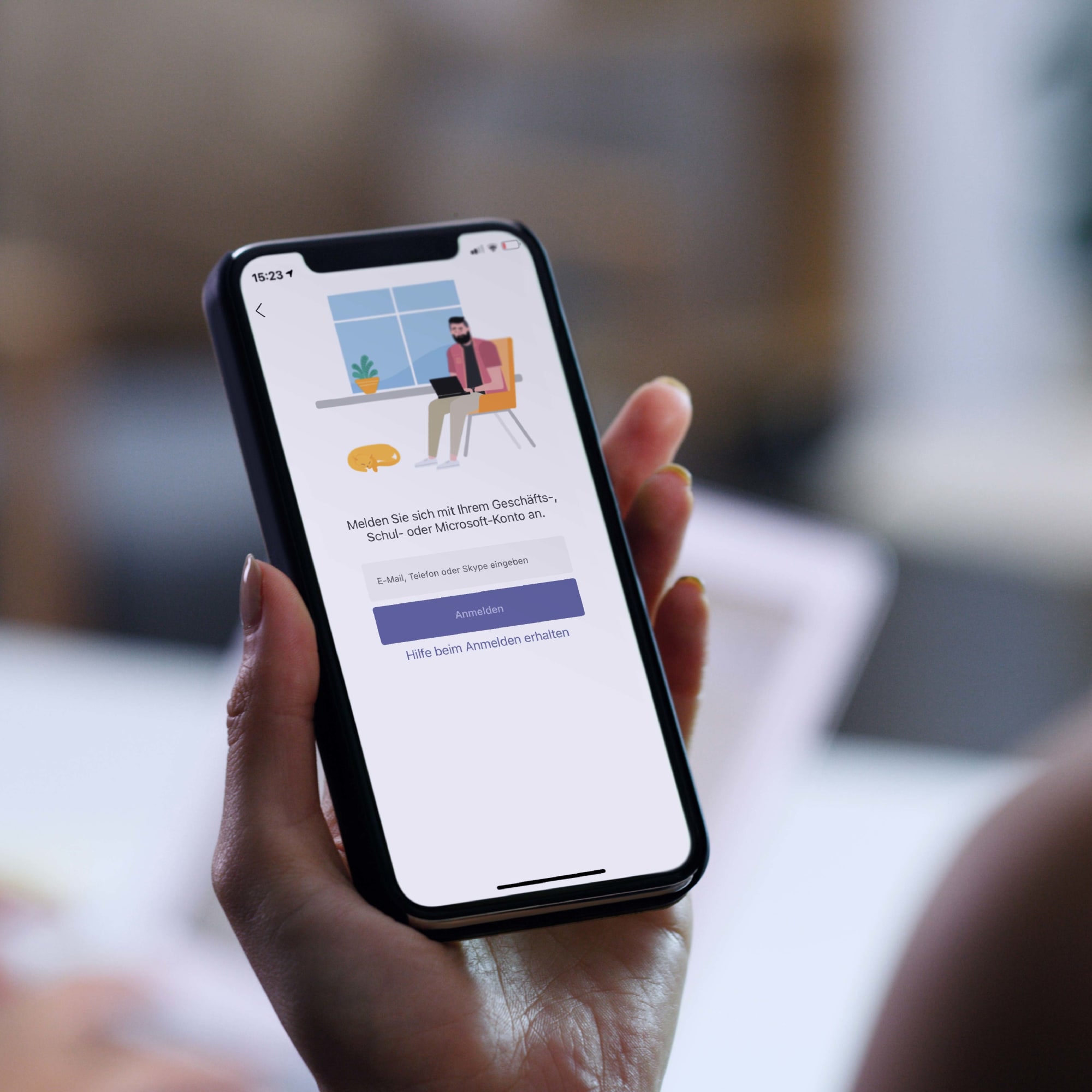 Nahaufnahme Hand hält Mobiltelefon und öffnet MS Teams App