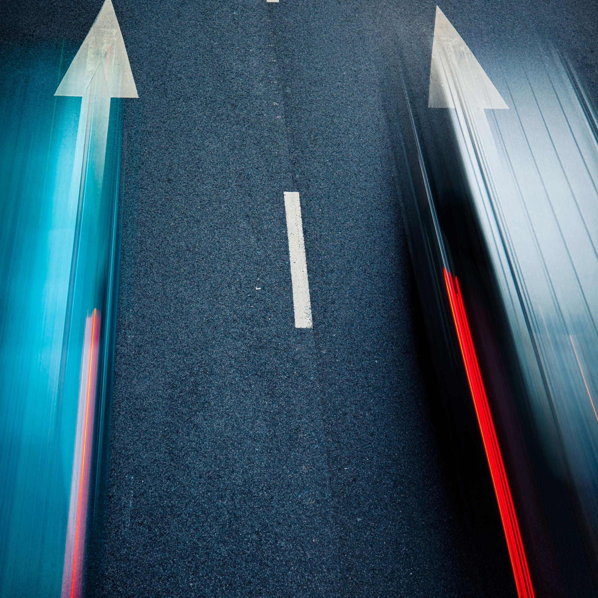 Strasse mit Lichtstreifen von schneller Bewegung