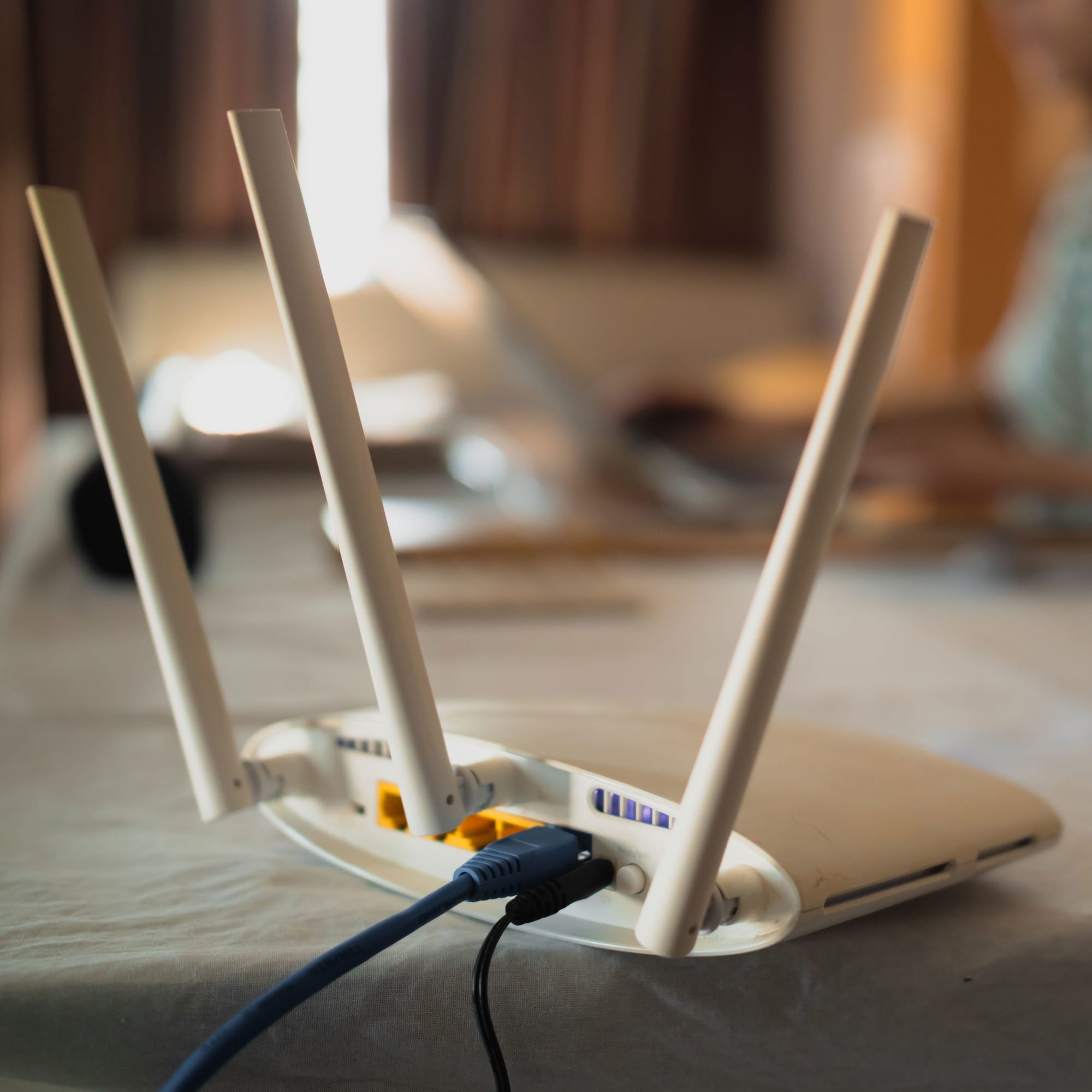 Router Platzierung auf Tisch für gutes WLAN Signal mit Frau im Hintergrund