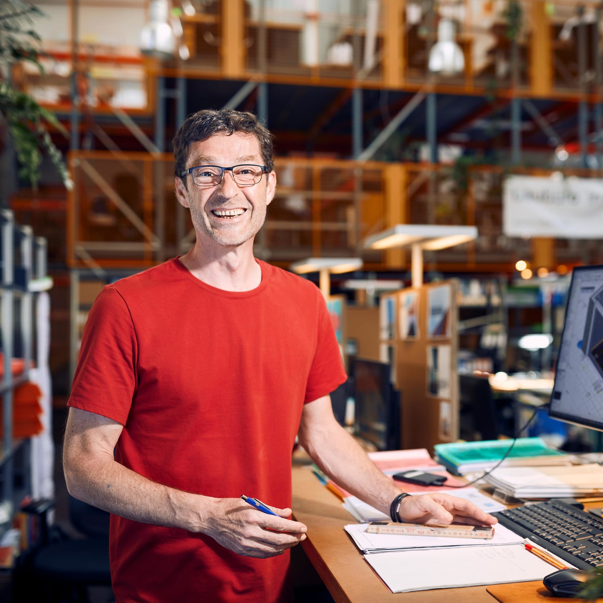 Mann am Schreibtisch im Architekturbuero