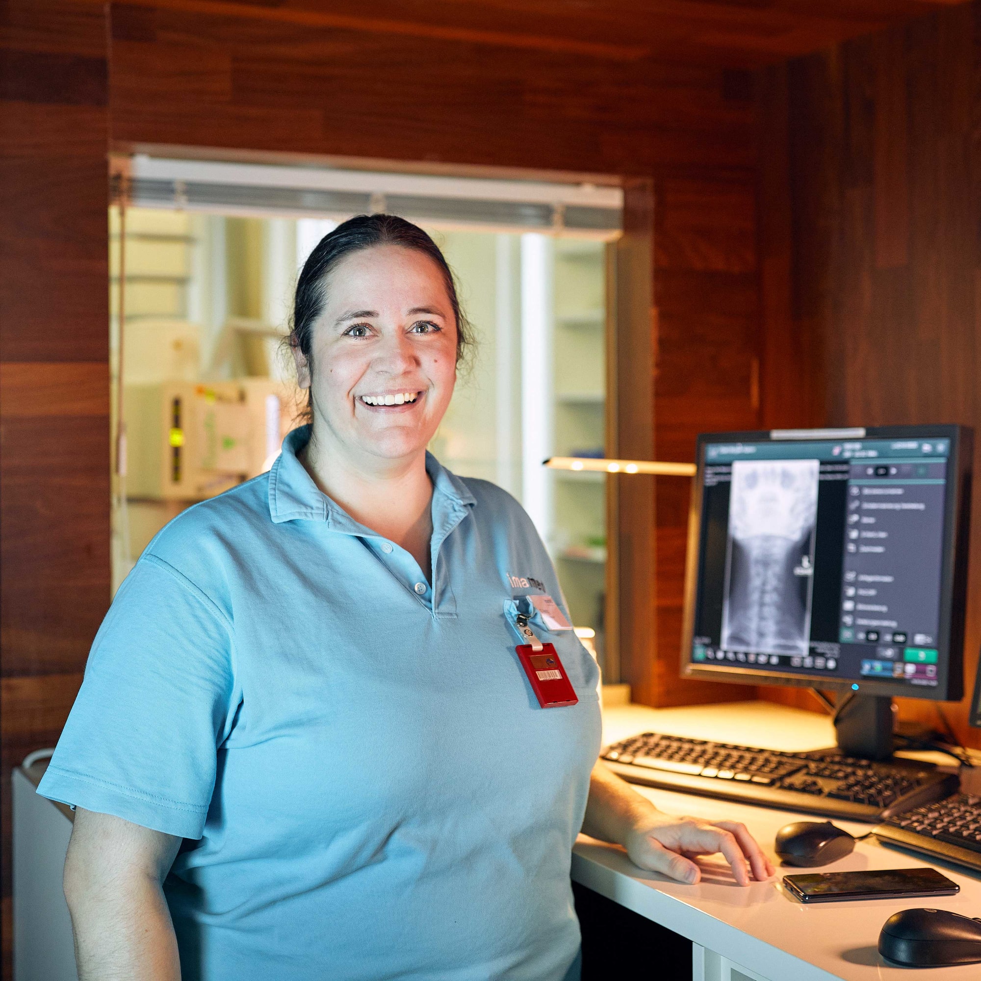 Frau an zwei Computern im Unternehmen