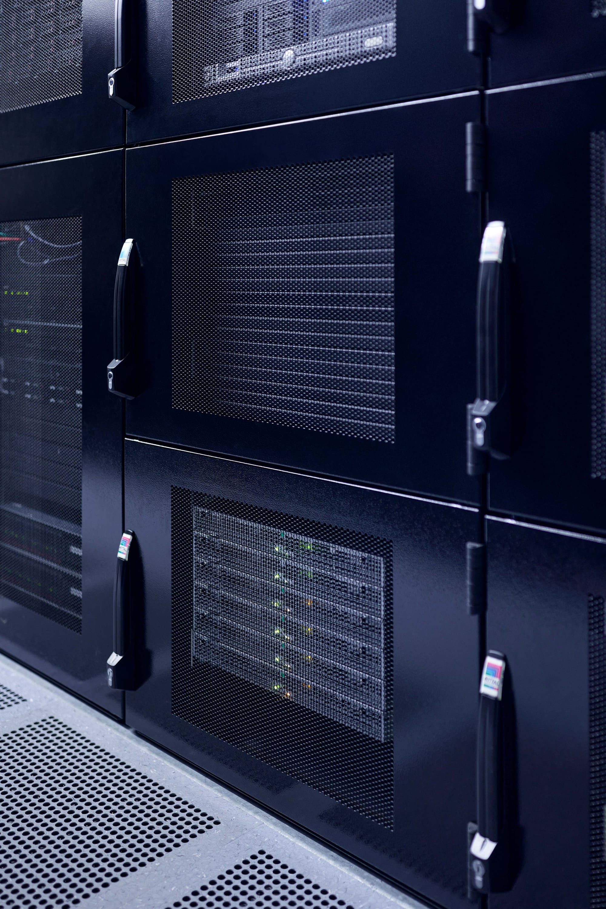 Geschlossene Viertel Racks im IWB Datacenter