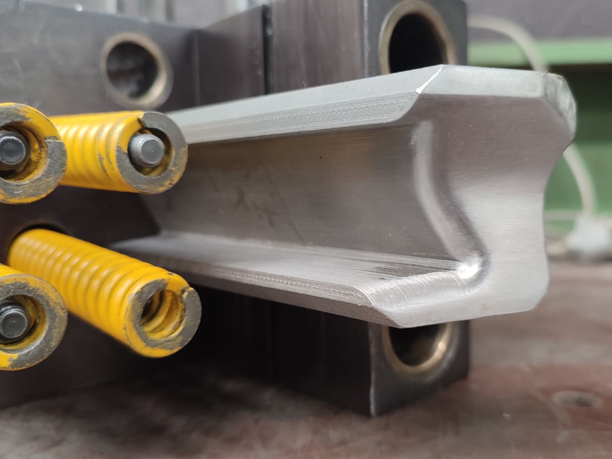 Componente metálico impresso em 3D montado em conjunto de ferramental industrial