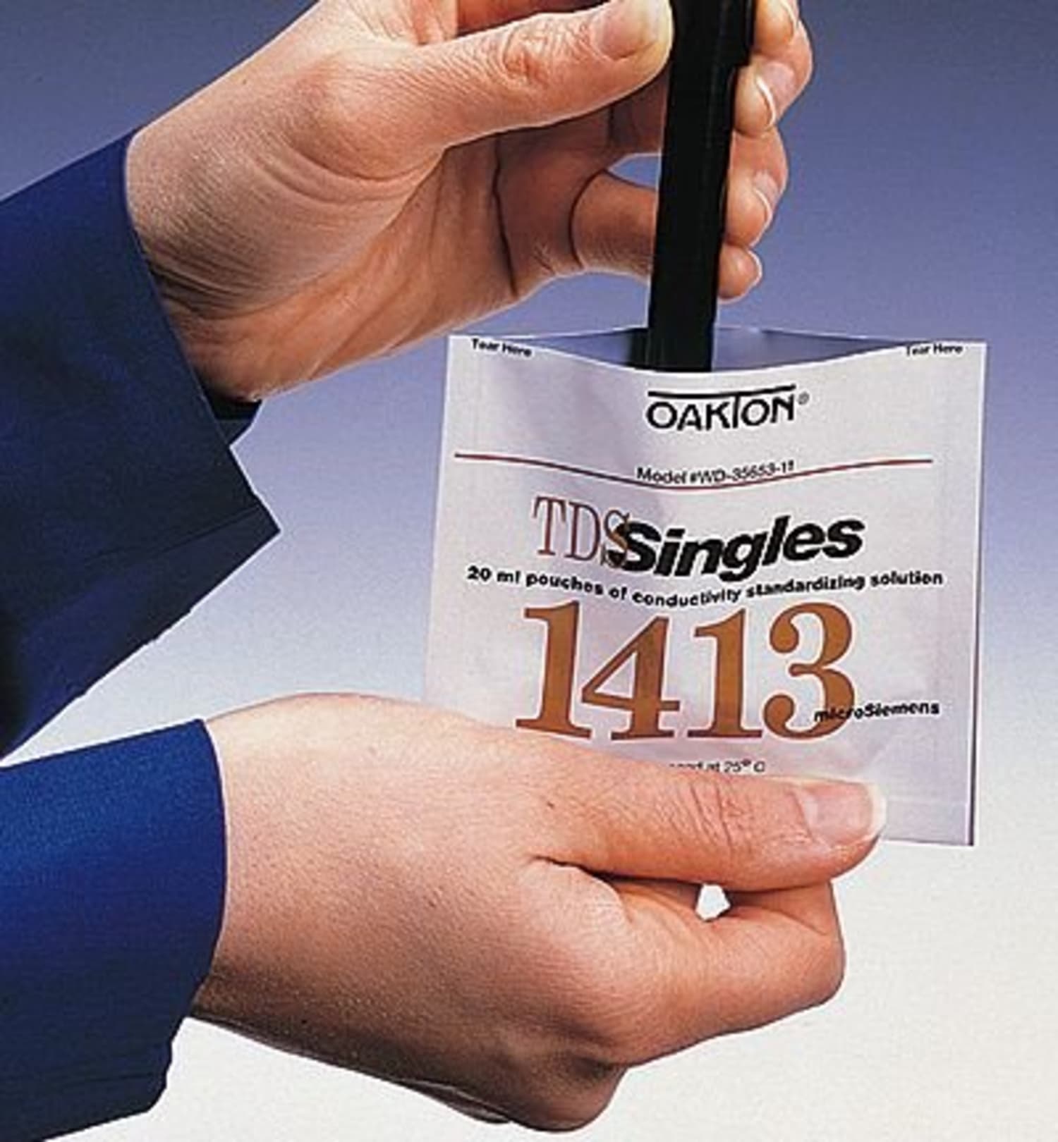 WD-35653-13_Oakton_conductivity_calibration_pouches_Main_View