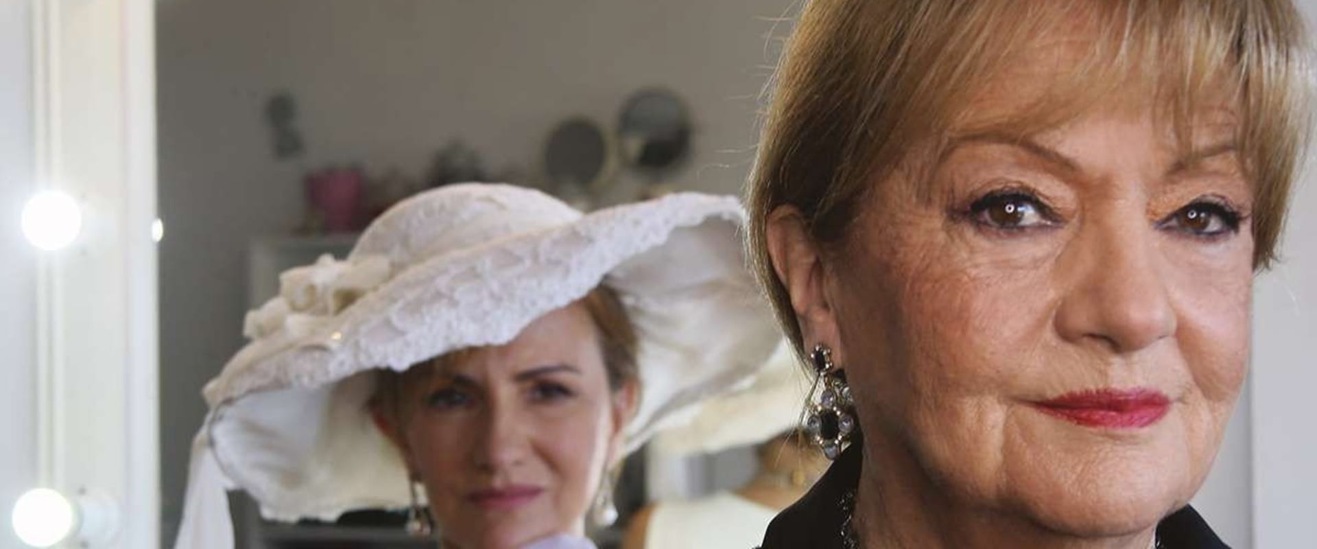 Documentary backdrop image for Hijas de la comedia (2022)