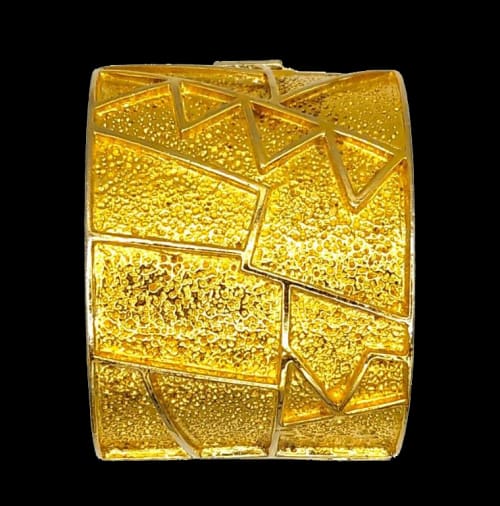 Bracciale Cuff a motivi geometrici e fondo caviar