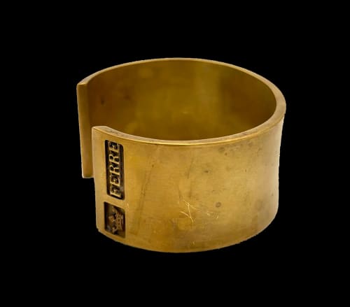 Bracciale a fascia rigida