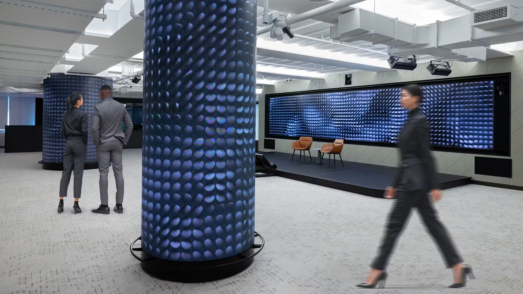 BNY headquarters: columns wrapped in seamless 360° screens