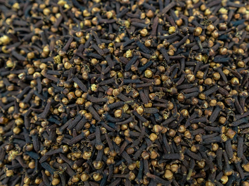 Whole dried cloves