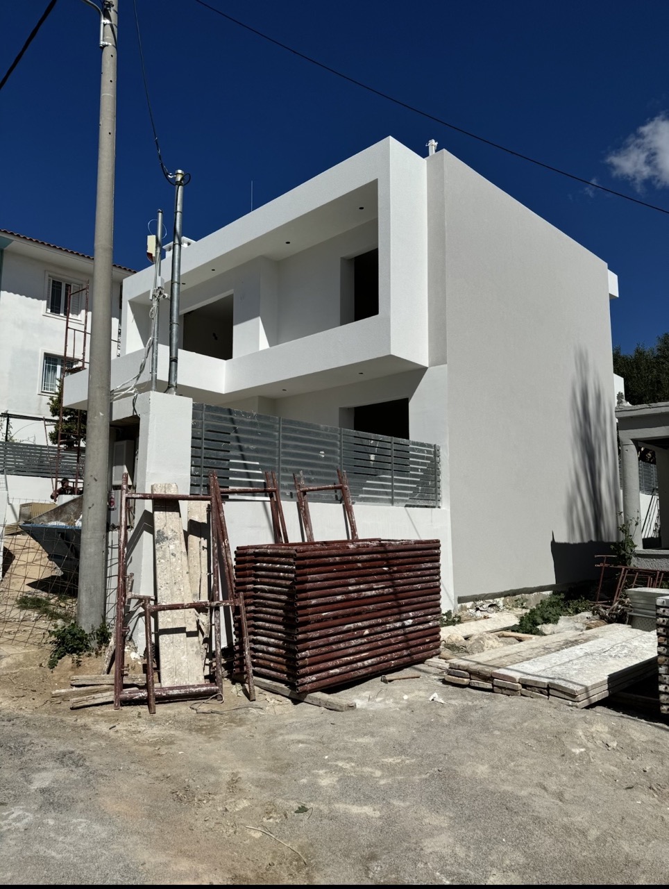 Σύγχρονη Διώροφη Πολυκατοικία – Μανιακίου