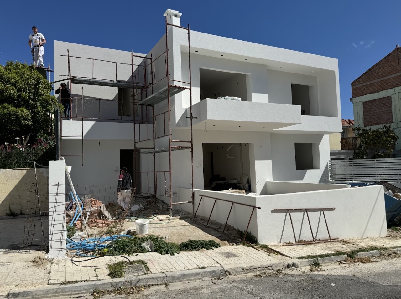 Σύγχρονη Διώροφη Πολυκατοικία – Μανιακίου