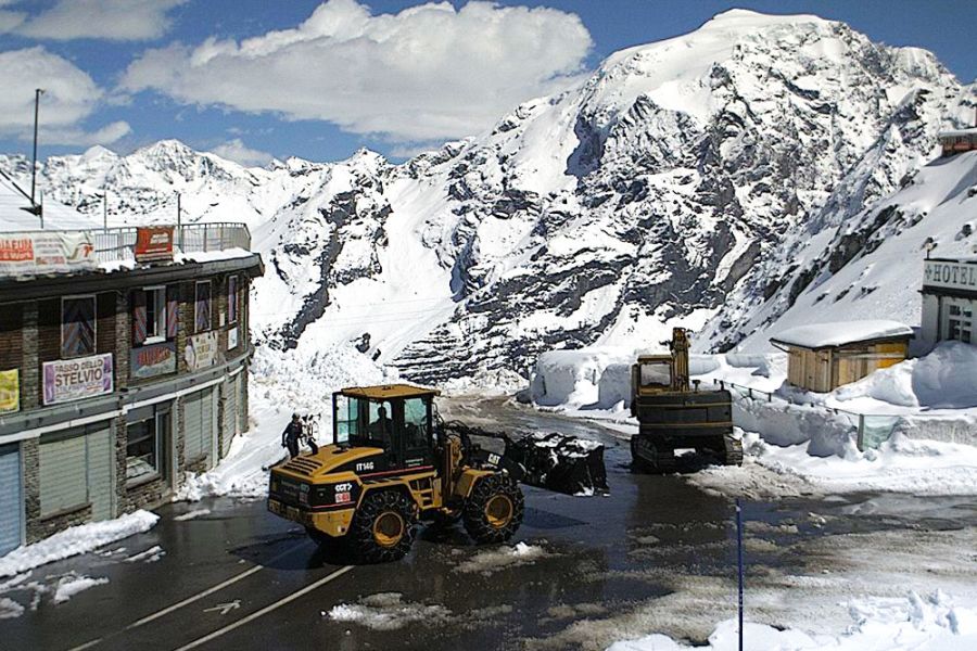 Crews Battle To Open Road To Italian Summer Ski Area Passo Stelvio Prad Am Stilfserjoch Ski News