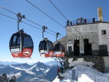 45 Trapped Overnight On High Altitude Gondola  