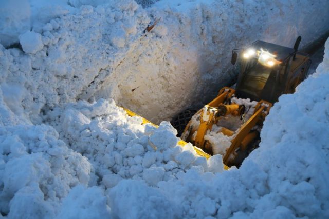 Clearing an avalanche-blocked road - Bessans, France