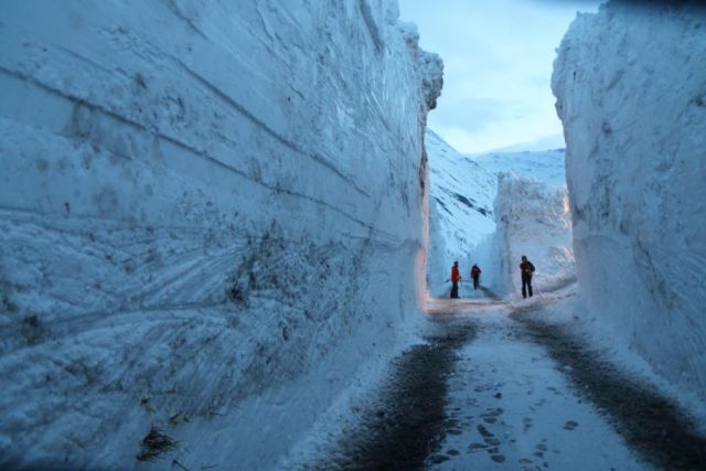 Clearing an avalanche-blocked road - Bessans, France