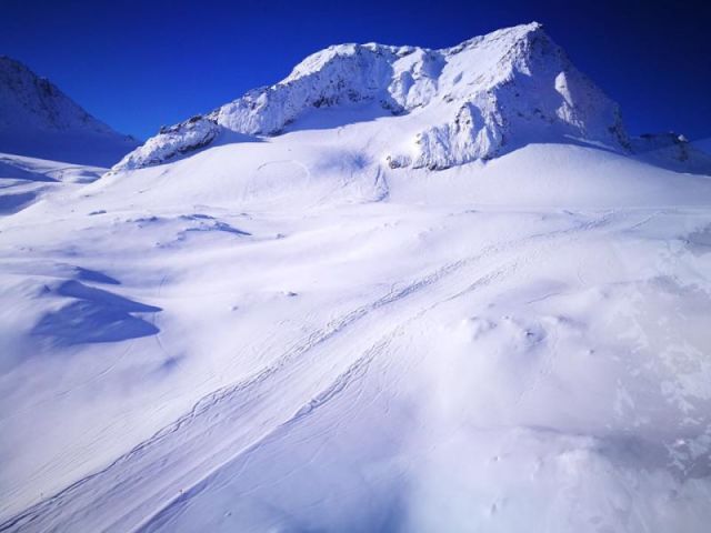 Heavy Snow then Blue Skies For Final Weekend of Season