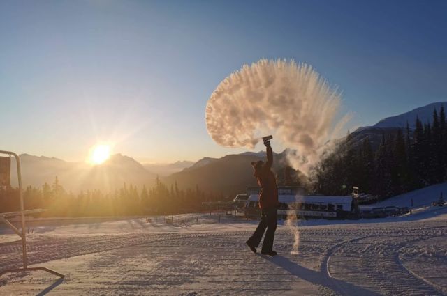 Canadian Ski Resort Closes as it is Too Cold