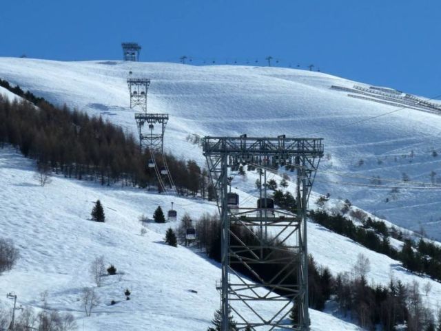 No Social-Distancing On At Least One French Ski Lift