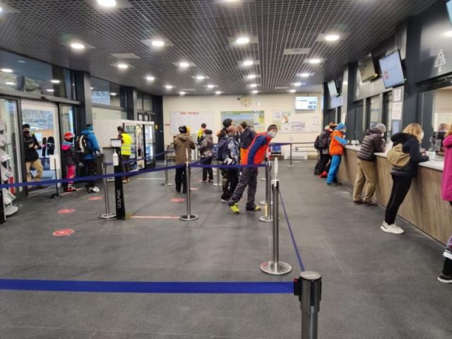 Cervinia Asks Skiers to Buy Online as Queues Build Outside