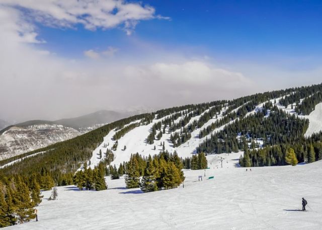 Flights from London to Colorado Increase as Resorts Extend Seasons