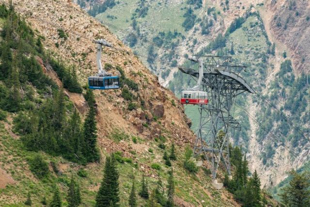 Snowbird Runs New Blue & Old Red Cable Cars Simultaneously