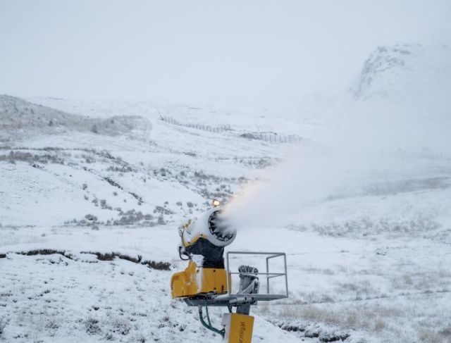 Ski Areas in the Pyrenees Struggle in Dry Conditions