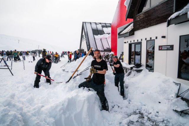 New Zealand Ski Area Extends Season Past Mid-October
