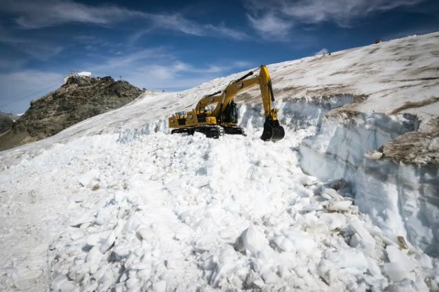 'Speed Opening' organisers in Zermatt accused of illegally digging on glacier