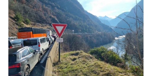 Landslide blocks Tarentaise valley creating 16 mile traffic jam