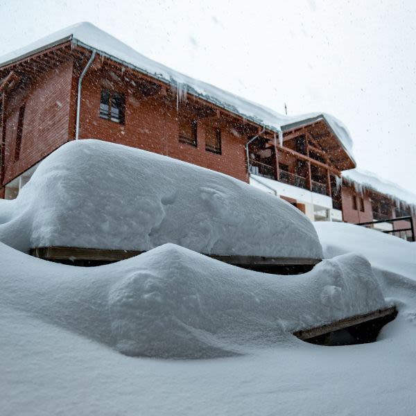Huge Snowfalls, Max Avalanche Danger & Gales Close Resorts in Alps & Pyrenees 