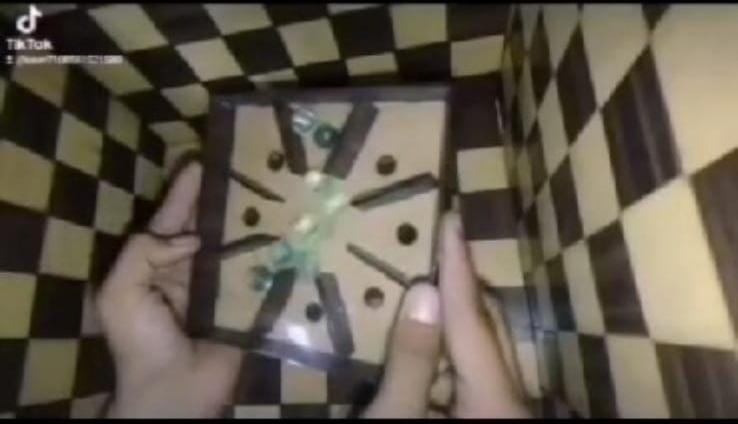 Glass bolls game