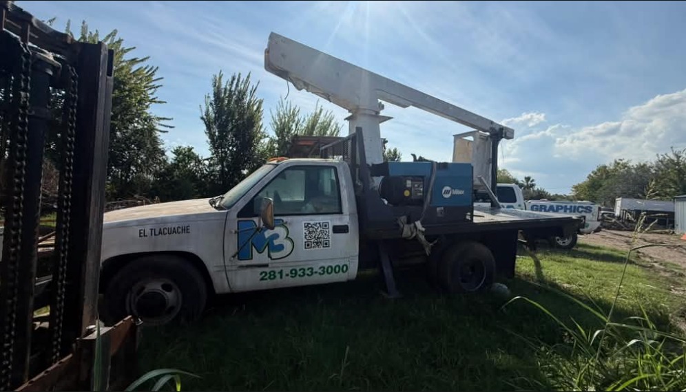 30ft Bucket Truck with Mounted Miller Welder – EL TLACUACHE available for rent from M3 Rental in Houston