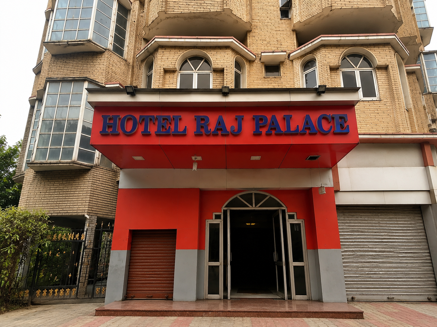 Hotel Raj Palace entrance