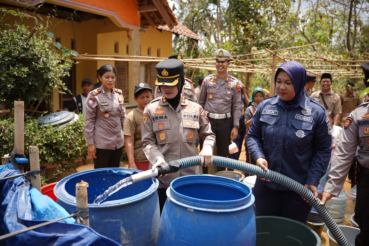Momentum HUT Humas Polri ke-75, Polres Purworejo Gelar Aksi Kemanusiaan Droping Air Bersih di Kecamatan Kemiri