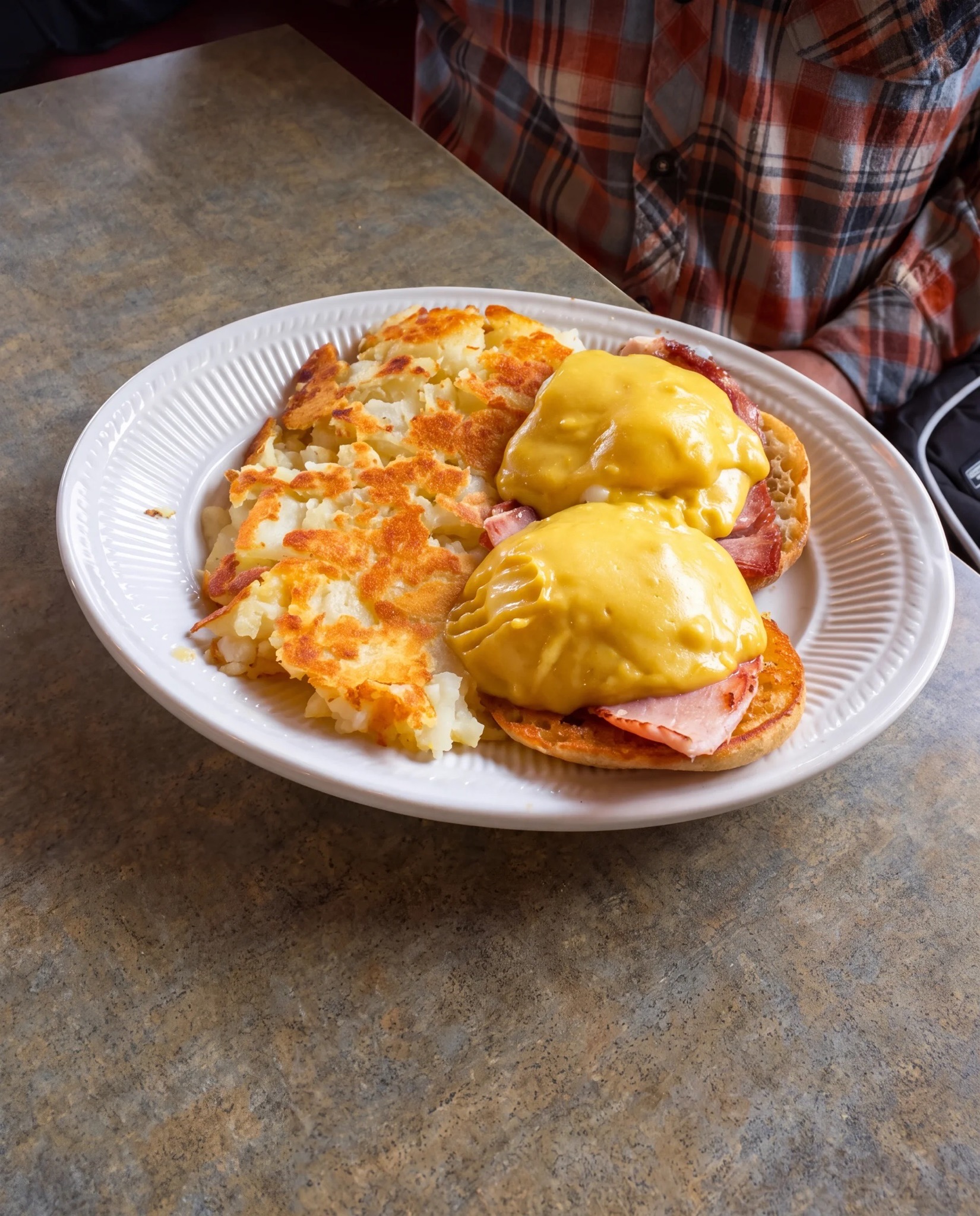 Eggs benedict with hash browns